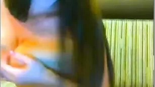 Страстная девочка leyla90 мнет красивые сиськи