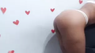 Жаркая красотка Connie_bottom кокетничает и ласкает себя