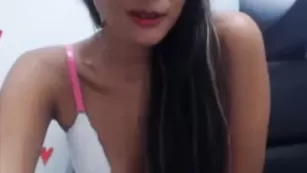 Жаркая красотка Connie_bottom кокетничает и ласкает себя