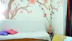 Брюнетка с крупной жопой Sweery_marika ласкает сосочки