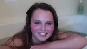 Грудастая малышка Lizzyxoxo моется в ванне