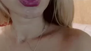 Грудастая кобыла Alinna долбит свой анус