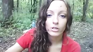 Озабоченная шваль Lilith_the_owl мастурбирует в лесу