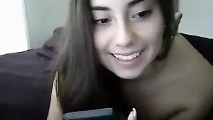 Темноволосая курва Sunshinekitty96 мастурбирует бритые дырочки