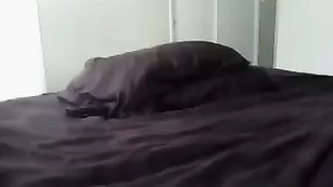 Темноволосая курва Sunshinekitty96 мастурбирует бритые дырочки