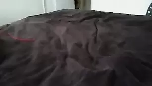 Темноволосая курва Sunshinekitty96 мастурбирует бритые дырочки