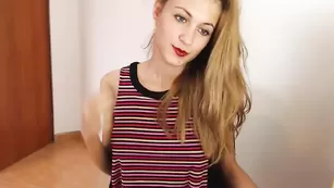 Шикарная куколка Victoryasoshy показывает сексуальные ножки