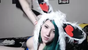 Грудастая крошка Teal_targaryen мастурбирует пизду вибратором