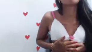 Изящная чертовка Connie_bottom в порыве страсти теребит клитор