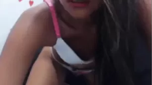 Изящная чертовка Connie_bottom в порыве страсти теребит клитор