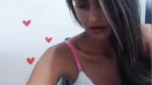 Изящная чертовка Connie_bottom в порыве страсти теребит клитор