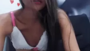 Изящная чертовка Connie_bottom в порыве страсти теребит клитор