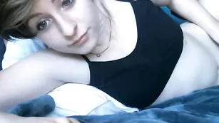 Шальная цыпочка Shycloudfractals эротично раздевается