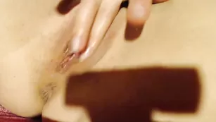 myly чувственно дрочит клитор