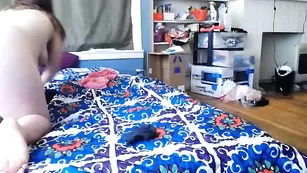 Беременная малышка Littlelillylady смачно дрочит пизду