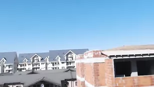 Evelyn18 пышногрудая красотка шалит с пилоткой