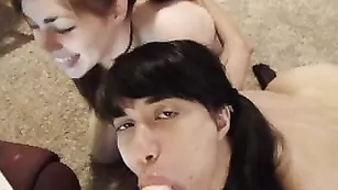 Сексуальная пассия AwesomeKate облизывает страпон