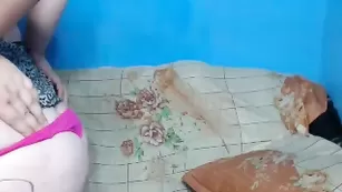 Пышногрудая чертовка Amandasquirts пальчиками ласкает пизду