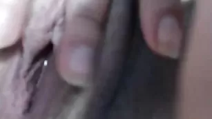 Пышногрудая чертовка Amandasquirts пальчиками ласкает пизду