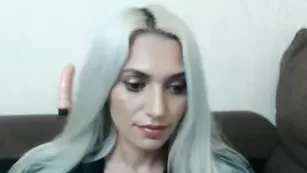 Гламурная шлюшка Aslutmilf откровенничает на камеру