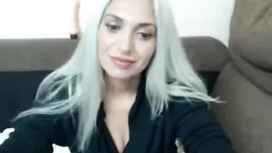 Гламурная шлюшка Aslutmilf откровенничает на камеру