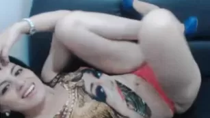 Akil_cute ласкает киску через трусики