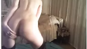 Красивая сучка Ariel эротично танцует стриптиз