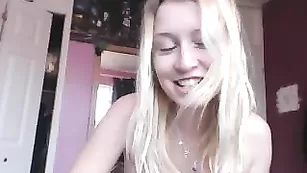 Сексуальная малышка Kitten_Sophie показывает тощее тело без одежды