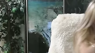 vika09 стройная блонди танцует