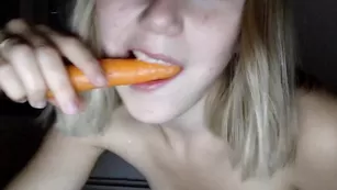 Светловолосая дамочка Swedish6girl отсасывает пенис