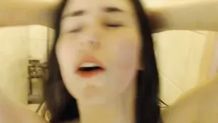 Шальная телочка Vickypeaches развлекается с парнем