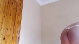 Светловолосая курва English_rose наминает большие сиськи