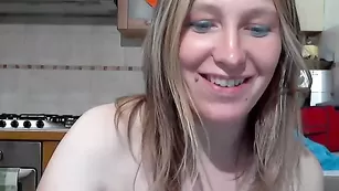 Зрелая цыпочка Suite1977 нежно мастурбирует пизду