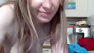 Зрелая цыпочка Suite1977 нежно мастурбирует пизду