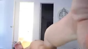 Импозантная курва Missycat101 смачно теребит киску