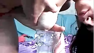 LipsBB сцеживает грудное молоко