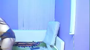 Желанная девка Meganiex раздевается в платном чате