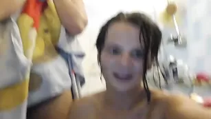 Смазливые бабы Sensualeve мастурбируют пизду в душе