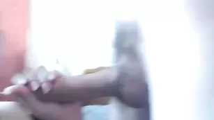 Ненасытная сучка Sashaelice глубоко отсасывает хуй