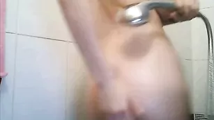 Velsi дрочит на диване и в душе