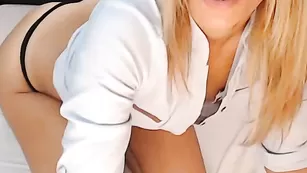 Стройная блонда Adeleluv исполняет красивый стриптиз