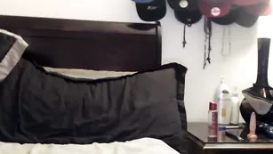 Сексуальная курва Queenoftrapland жестко трахает обе дырки