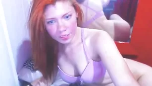 Удивительная Tinysexy4u жестко дрочит анус