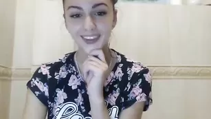 Строптивая курва Yevheniia ласкает маленькие сиськи