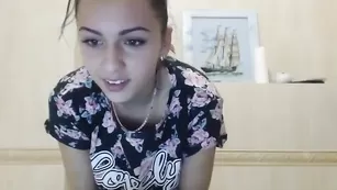 Строптивая курва Yevheniia ласкает маленькие сиськи