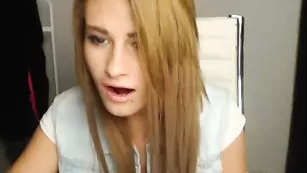 Смазливая путана Lenaa19 танцует стриптиз