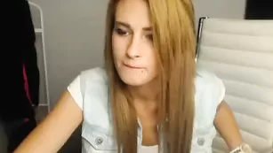 Смазливая путана Lenaa19 танцует стриптиз