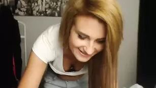 Смазливая путана Lenaa19 танцует стриптиз