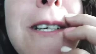 Смазливая дамочка Mayarossi показывает маленькие сиськи