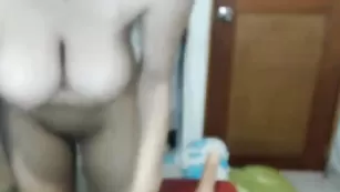 Пикантная дамочка Roxanax2 скачет на секс игрушке